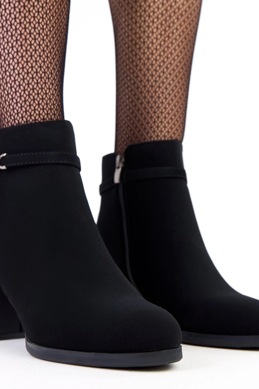 Schwarze Stiefeletten mit dekorativem...