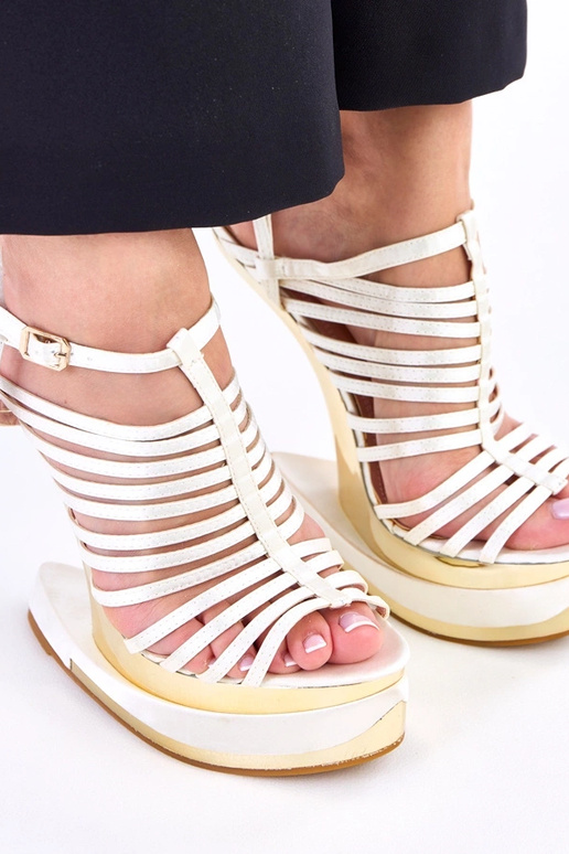 Sandfarbene Sandalen auf...