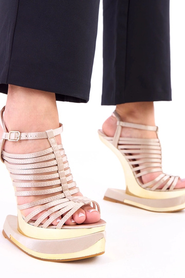 Braune Sandalen auf...