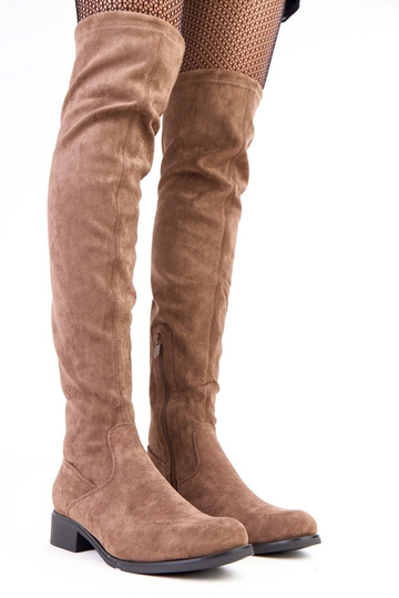 Sandfarbene lange Stiefel mit flachem Absatz „Heloren" 2