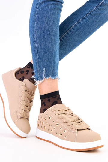 Braune Sneakers auf...