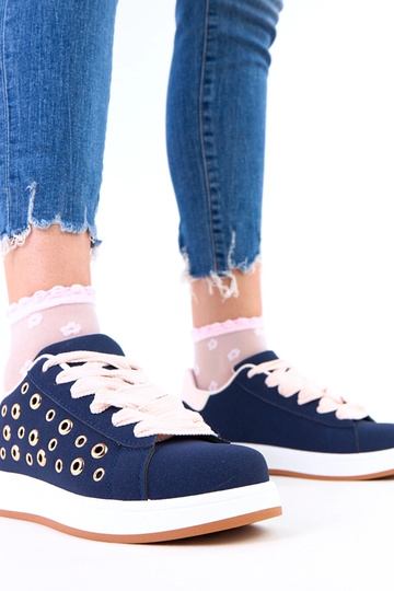 Dunkelblaue Sneakers auf...