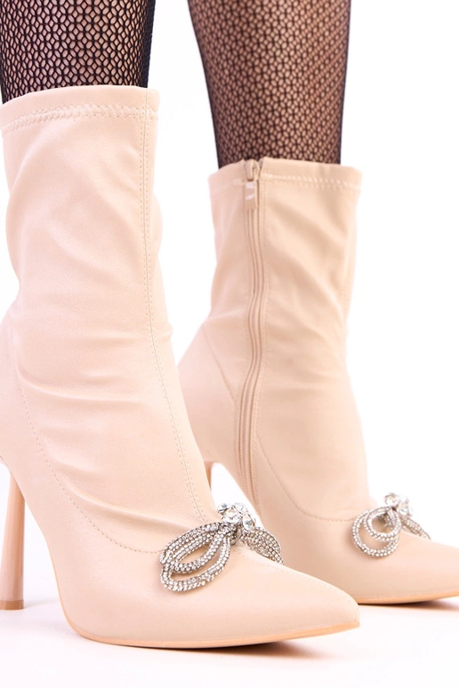 Sandfarbene satinierte Stiefeletten...