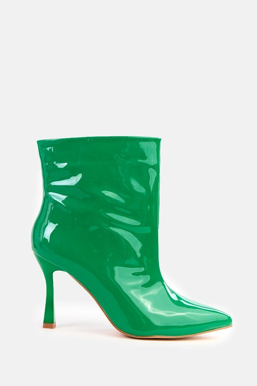 Grüne Lackstiefeletten auf hohen...