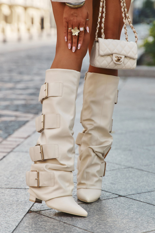 Damenstiefel mit Absatz, eingearbeitetem Schaft und goldenen Schnallen in elfenbeinfarben Isavelle