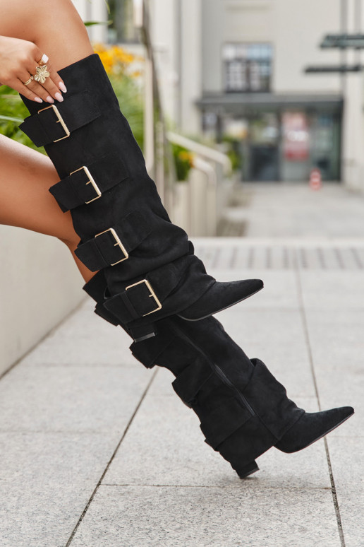 Damenstiefel mit Absatz, eingearbeitetem Schaft und goldenen Schnallen aus schwarzem Eko-Suede Is Damenstiefel mit Absatz, eingearbeitetem Schaft und goldenen Schnallen aus schwarzem Eko-Suede Is