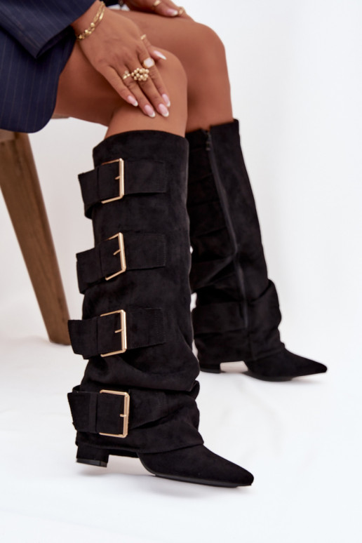 Damenstiefel mit Absatz, eingearbeitetem Schaft und goldenen Schnallen aus schwarzem Eko-Suede Is Damenstiefel mit Absatz, eingearbeitetem Schaft und goldenen Schnallen aus schwarzem Eko-Suede Is