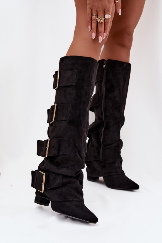 Damenstiefel mit Absatz, eingearbeitetem Schaft und goldenen Schnallen aus schwarzem Eko-Suede Is Damenstiefel mit Absatz, eingearbeitetem Schaft und goldenen Schnallen aus schwarzem Eko-Suede Is
