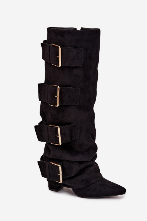 Damenstiefel mit Absatz, eingearbeitetem Schaft und goldenen Schnallen aus schwarzem Eko-Suede Is Damenstiefel mit Absatz, eingearbeitetem Schaft und goldenen Schnallen aus schwarzem Eko-Suede Is