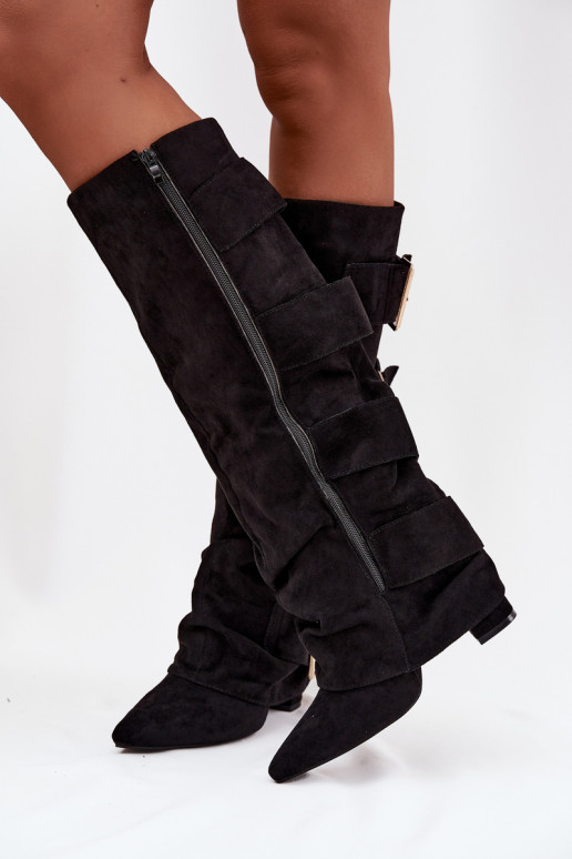 Damenstiefel mit Absatz, eingearbeitetem Schaft und goldenen Schnallen aus schwarzem Eko-Suede Is Damenstiefel mit Absatz, eingearbeitetem Schaft und goldenen Schnallen aus schwarzem Eko-Suede Is