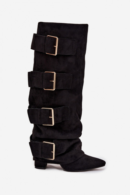 Damenstiefel mit Absatz, eingearbeitetem Schaft und goldenen Schnallen aus schwarzem Eko-Suede Is Damenstiefel mit Absatz, eingearbeitetem Schaft und goldenen Schnallen aus schwarzem Eko-Suede Is