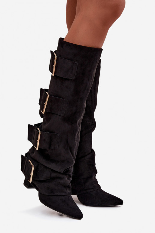Damenstiefel mit Absatz, eingearbeitetem Schaft und goldenen Schnallen aus schwarzem Eko-Suede Is Damenstiefel mit Absatz, eingearbeitetem Schaft und goldenen Schnallen aus schwarzem Eko-Suede Is