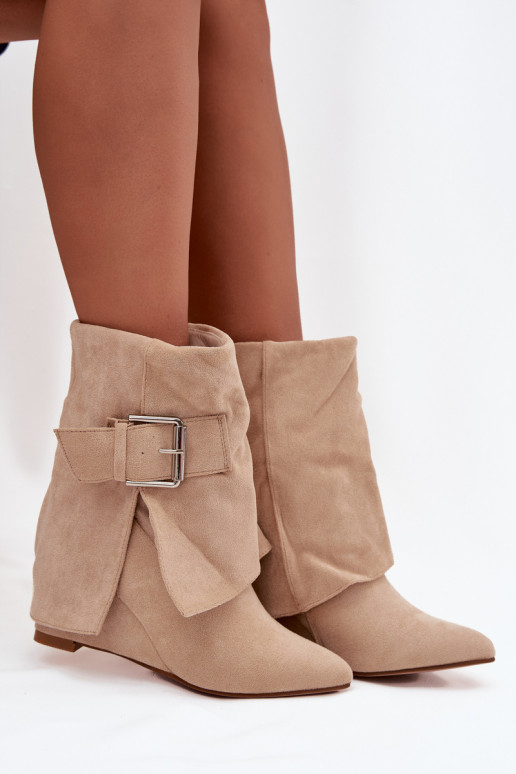 Stiefeletten auf Plattform mit eingearbeitetem Schaft und Schnallen aus sandfarbenem Eko-Suede Vortinia Stiefeletten auf Plattform mit eingearbeitetem Schaft und Schnallen aus sandfarbenem Eko-Suede Vortinia