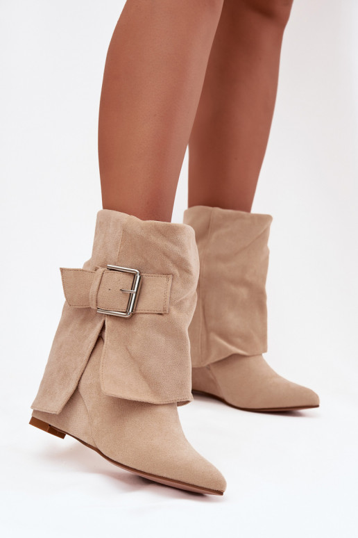 Stiefeletten auf Plattform mit eingearbeitetem Schaft und Schnallen aus sandfarbenem Eko-Suede Vortinia Stiefeletten auf Plattform mit eingearbeitetem Schaft und Schnallen aus sandfarbenem Eko-Suede Vortinia