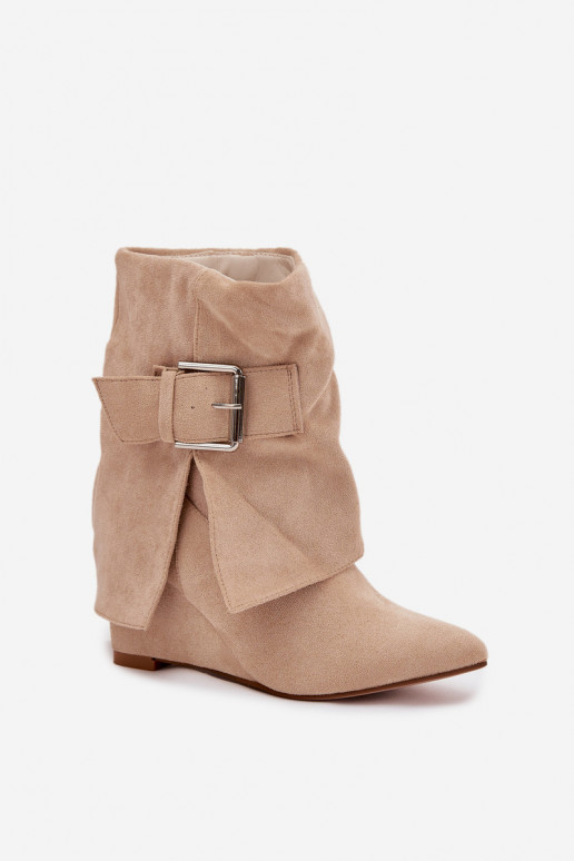 Stiefeletten auf Plattform mit eingearbeitetem Schaft und Schnallen aus sandfarbenem Eko-Suede Vortinia Stiefeletten auf Plattform mit eingearbeitetem Schaft und Schnallen aus sandfarbenem Eko-Suede Vortinia