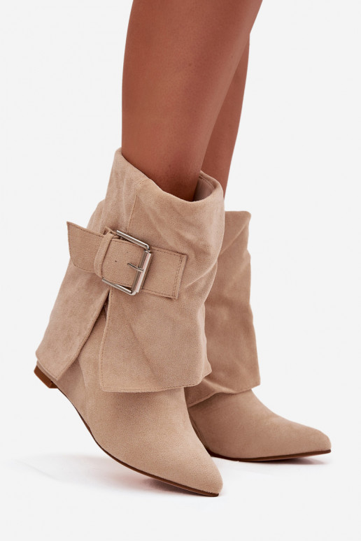 Stiefeletten auf Plattform mit eingearbeitetem Schaft und Schnallen aus sandfarbenem Eko-Suede Vortinia Stiefeletten auf Plattform mit eingearbeitetem Schaft und Schnallen aus sandfarbenem Eko-Suede Vortinia