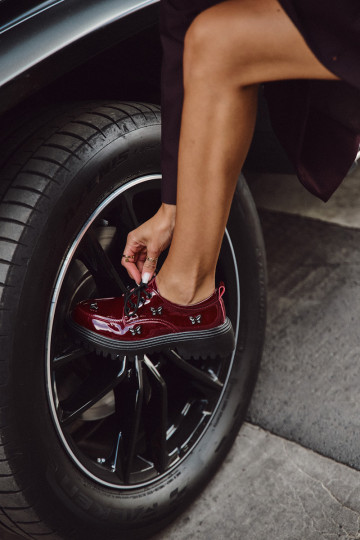 mit Lackeffekt Haut Schuhe FemininPrzypinkami Artiker 57C0336 Burgund