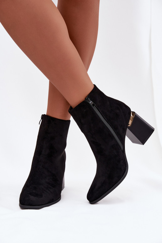Warm gefütterte Damenstiefeletten aus schwarzem Eko-Suede Brivelle Warm gefütterte Damenstiefeletten aus schwarzem Eko-Suede Brivelle