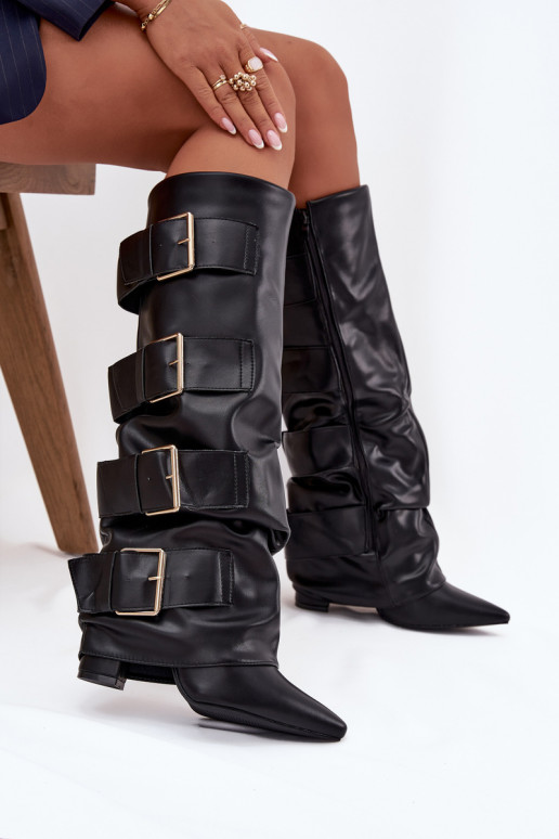 Damenstiefel mit Absatz, eingearbeitetem Schaft und goldenen Schnallen in schwarz Isavelle Damenstiefel mit Absatz, eingearbeitetem Schaft und goldenen Schnallen in schwarz Isavelle