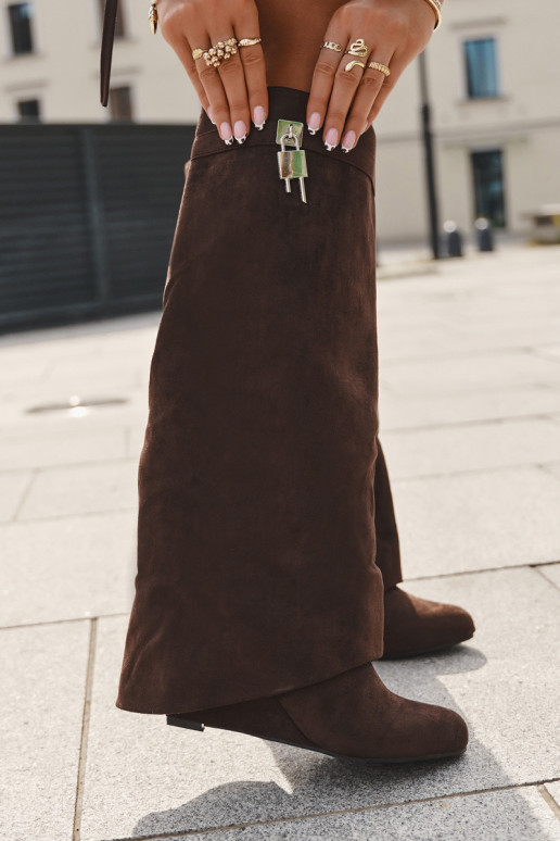 Damen-Stiefel mit Plattform, Riemen und silbernen Details in schokoladenbrauner Farbe Korivelle