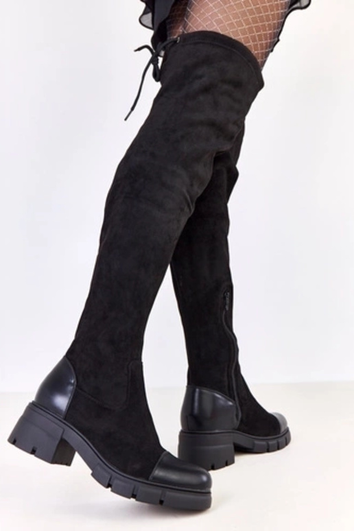 Schwarze Kunstwildleder-Stiefel über...