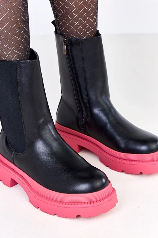 Czarne botki na różowej podeszwie...