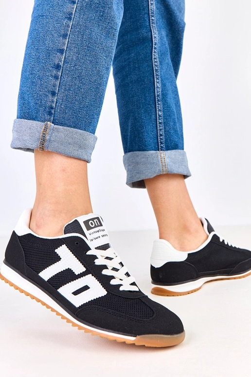 Schwarze Sportschuhe mit weißen...