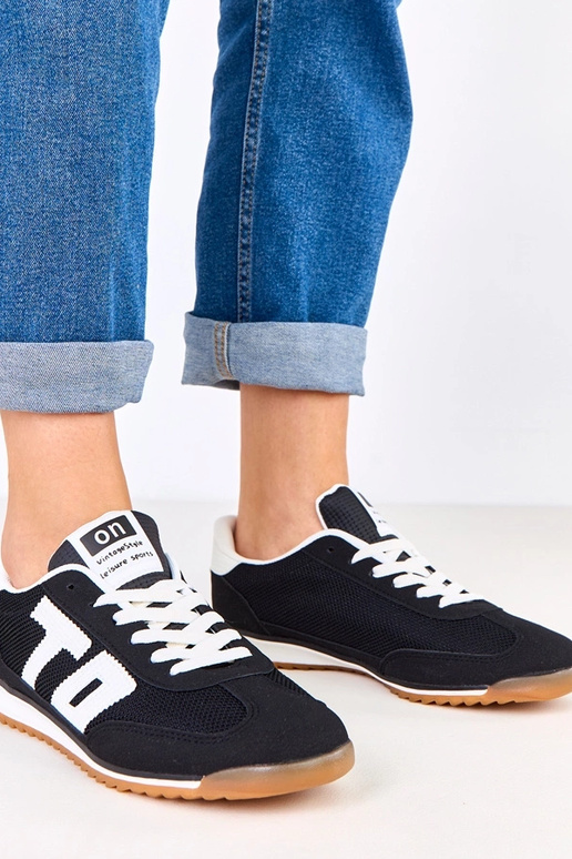 Schwarze Sportschuhe mit weißen...