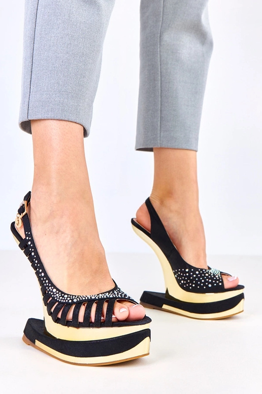 Schwarze Sandalen mit Strasssteinen...