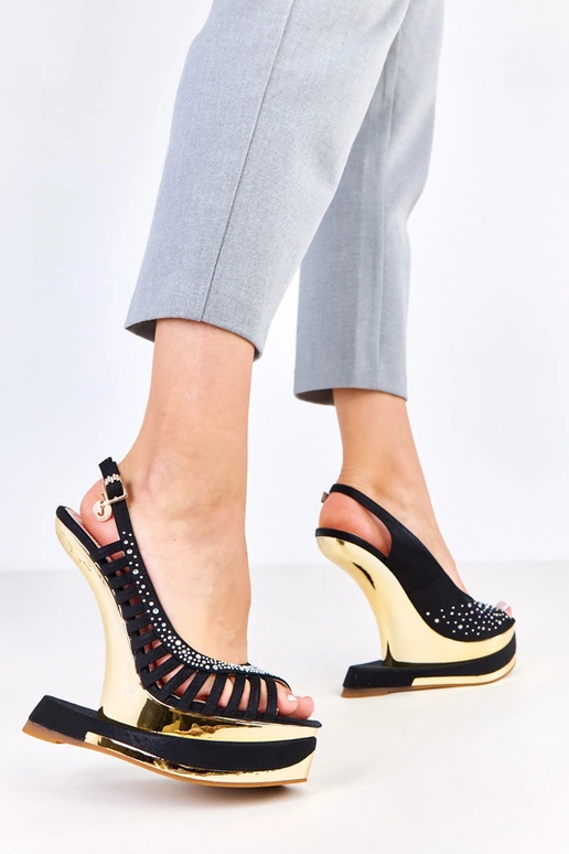 Schwarze Sandalen mit Strasssteinen...