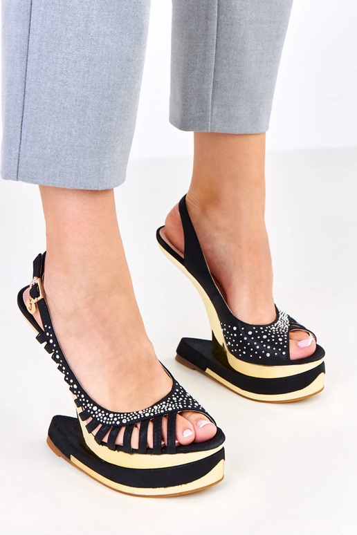 Schwarze Sandalen mit Strasssteinen...