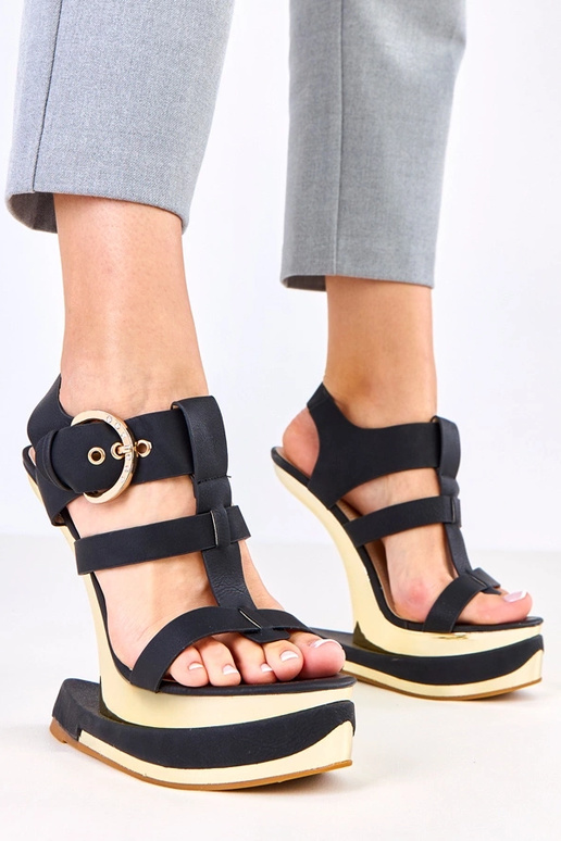 Schwarze Sandalen auf futuristischem...