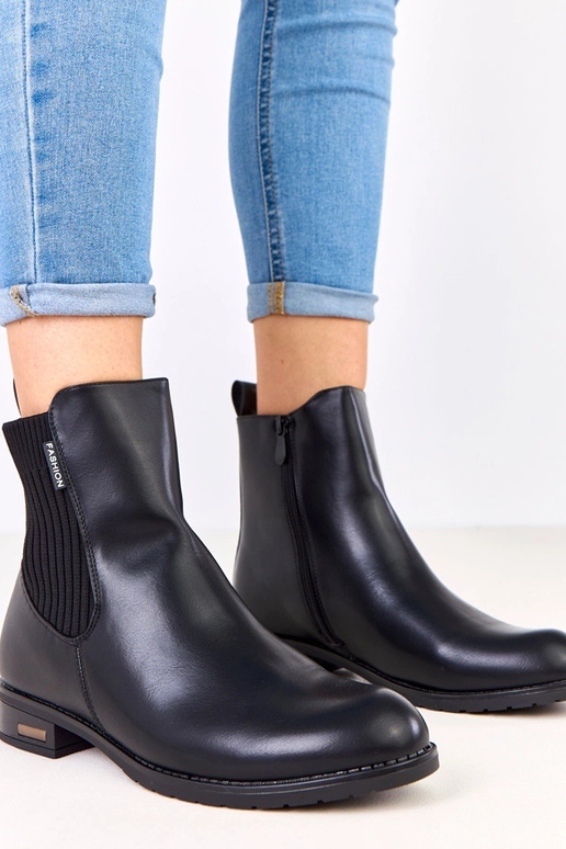 Schwarze Stiefeletten auf flacher...