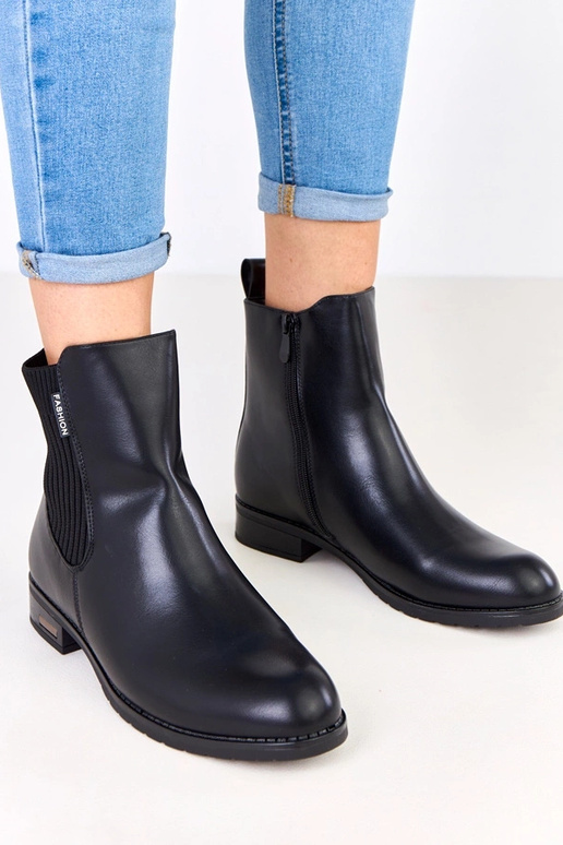 Schwarze Stiefeletten auf flacher...