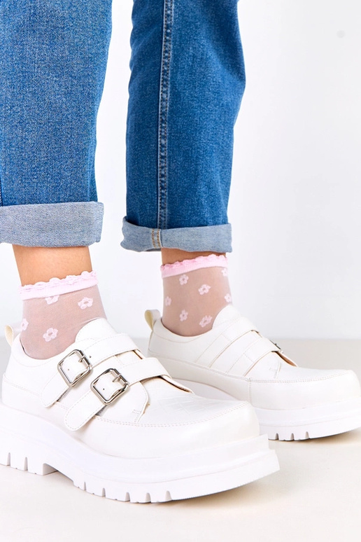 Weiße Halbstiefel auf massiver Sohle,...