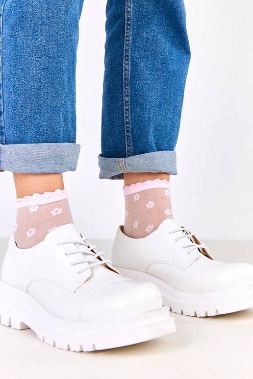 Weiße Halbstiefel auf rutschfester...