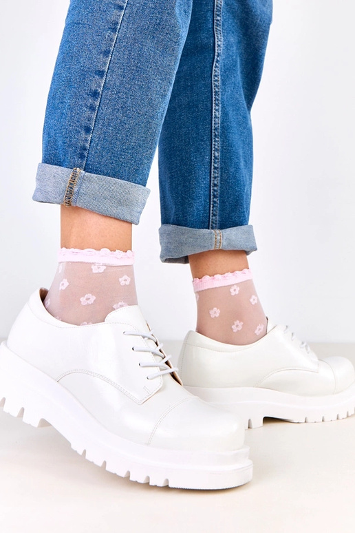 Weiße Halbstiefel auf rutschfester...