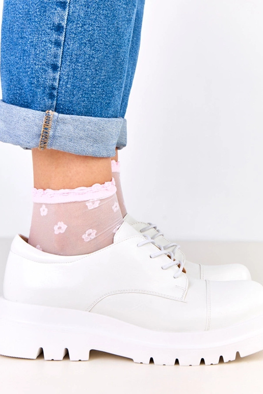 Weiße Halbstiefel auf rutschfester...