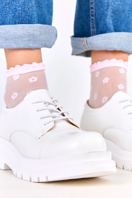 Weiße Halbstiefel auf rutschfester...