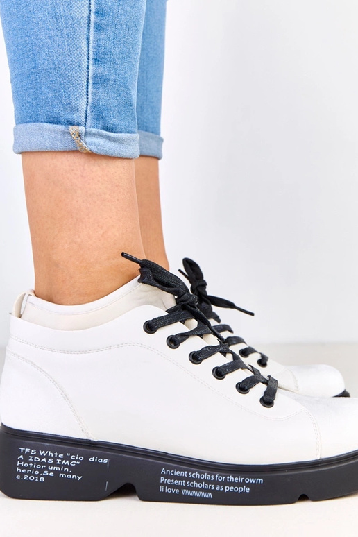 Balte Halbschuhe mit Muster auf der...