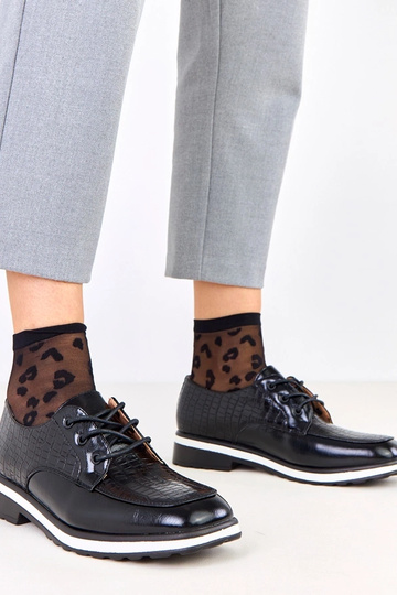 Schwarze Halbschuhe mit Prägung und quadrater Spitze Kerawa