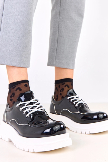 Schwarze Halbschuhe auf...