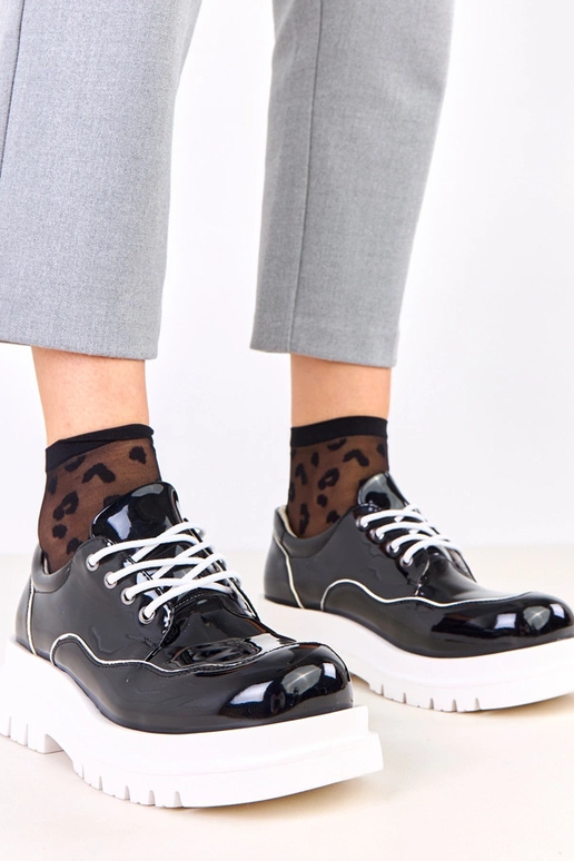 Schwarze Halbschuhe auf massiver...