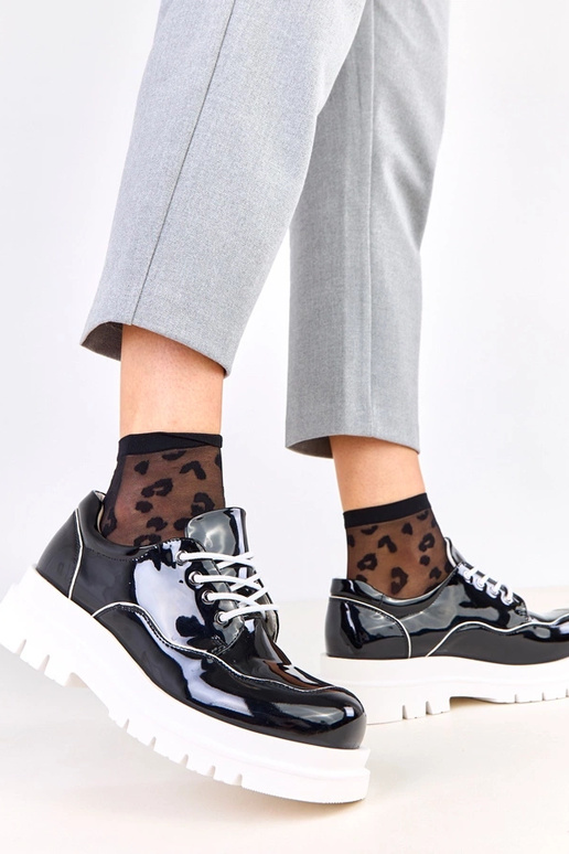 Schwarze Halbschuhe auf massiver...