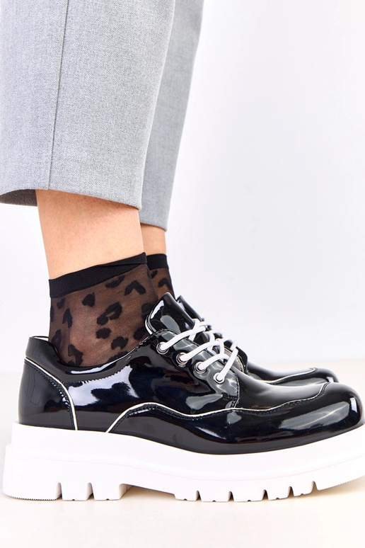 Schwarze Halbschuhe auf massiver...