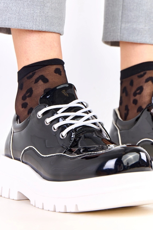 Schwarze Halbschuhe auf massiver...