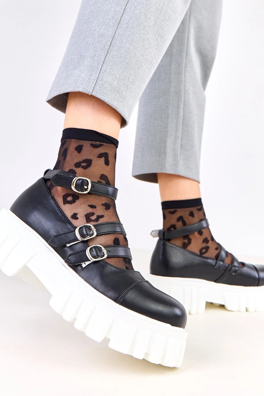 Schwarze Halbschuhe auf Traktorsohle...