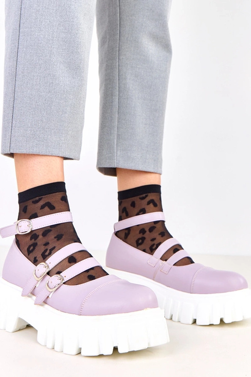 Violette Halbschuhe auf Traktorsohle...