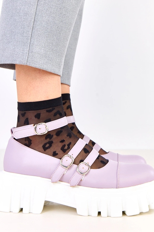 Violette Halbschuhe auf Traktorsohle...