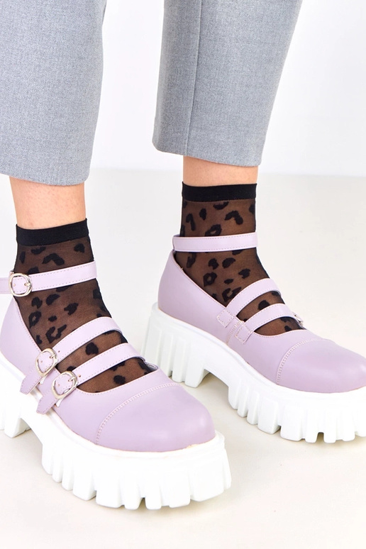 Violette Halbschuhe auf Traktorsohle...